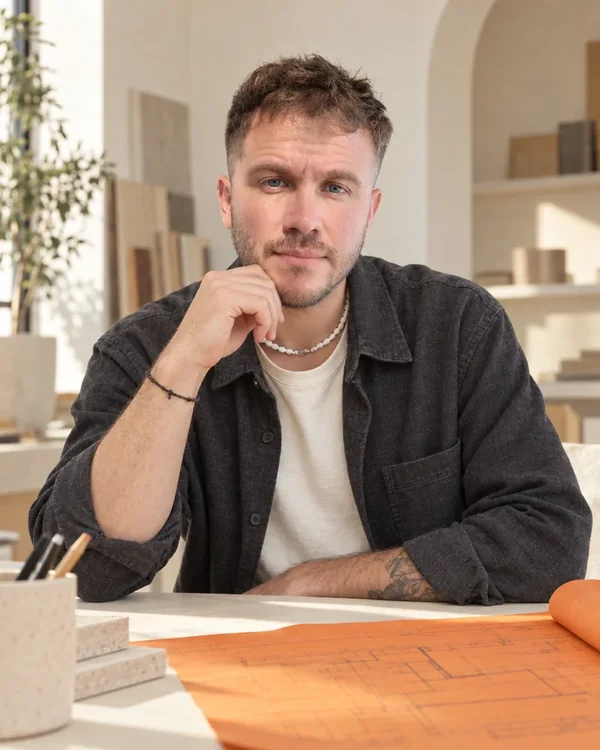 Retrato de Mateo Maffia en el estudio, con un plano naranja sobre la mesa